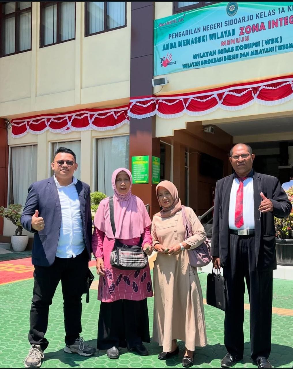 Kategori,Tag Alt yang Disarankan Tag Alt,"alt=""Potret Advokat profesional, mengenakan toga dan bef putih, berdiri di kantor hukum modern BP & Patners. Menunjukkan kredibilitas dan profil profesional untuk layanan konsultasi hukum.""" Kata Kunci Fokus,"Advokat, Pengacara, Toga, Firma Hukum, Kantor Hukum, BP & Patners, Profesional Hukum."