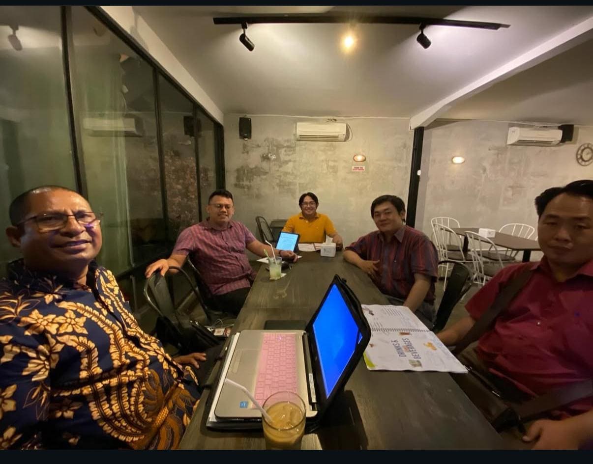 Kategori,Tag Alt yang Disarankan Tag Alt,"alt=""Pengacara pria mengenakan toga advokat berdiri di kantor hukum modern BP & Patners. Gambar ini menunjukkan profesionalisme firma hukum, ideal untuk halaman profil layanan hukum.""" Kata Kunci Fokus,"Pengacara, Advokat, Firma Hukum, Kantor Hukum, Toga, BP & Patners, Hukum Profesional."