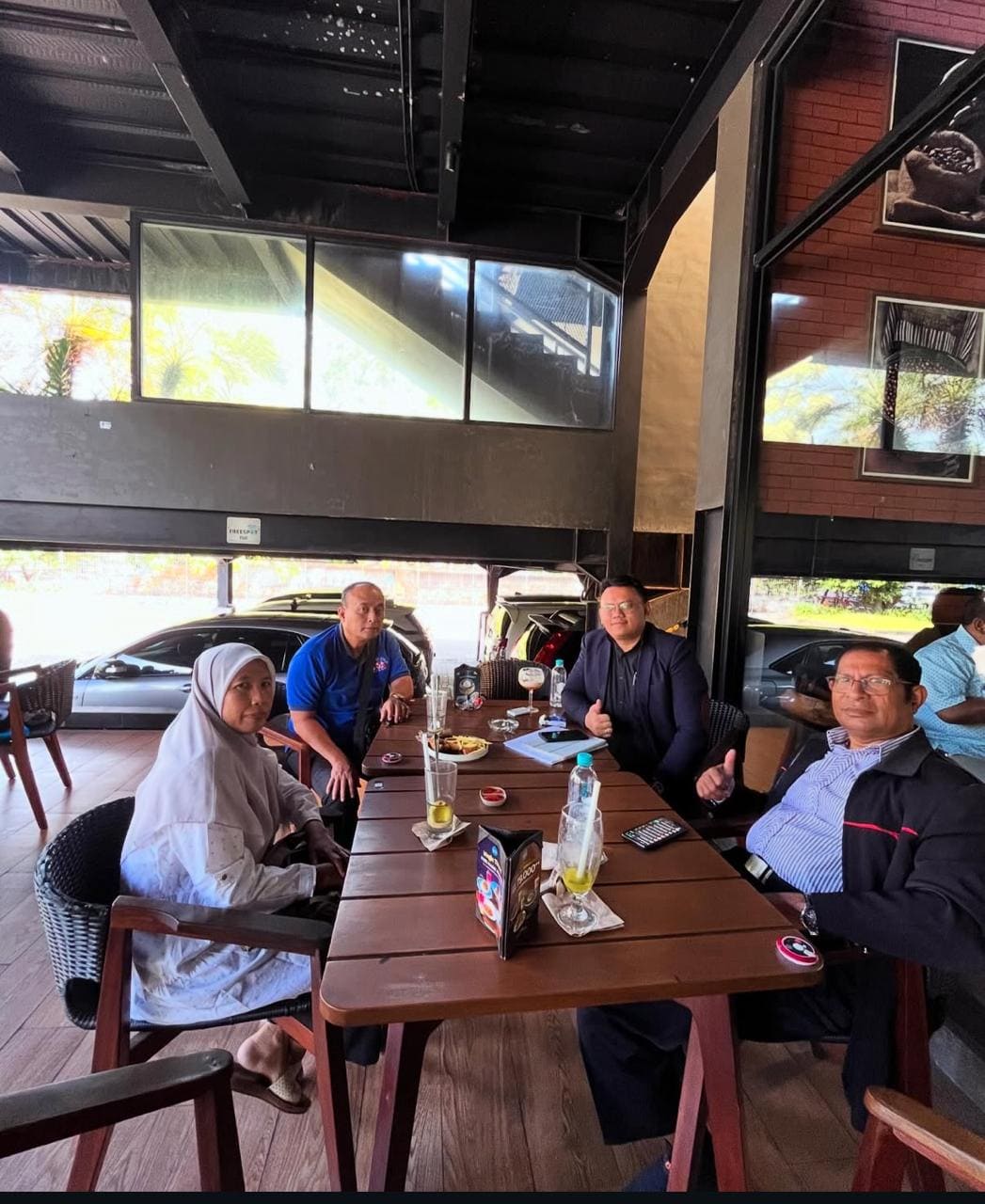 Kategori,Tag Alt yang Disarankan Tag Alt,"alt=""Pengacara pria mengenakan toga advokat profesional berdiri di kantor hukum modern BP & Patners dengan latar belakang pemandangan kota. Cocok untuk profil profesional hukum atau firma hukum.""" Kata Kunci Fokus,"Pengacara, Advokat, Firma Hukum, Kantor Hukum, Toga, BP & Patners, Hukum Profesional."